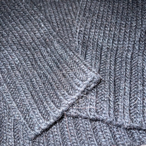 Ralph Lauren Sweater. - Picture 4 of 7